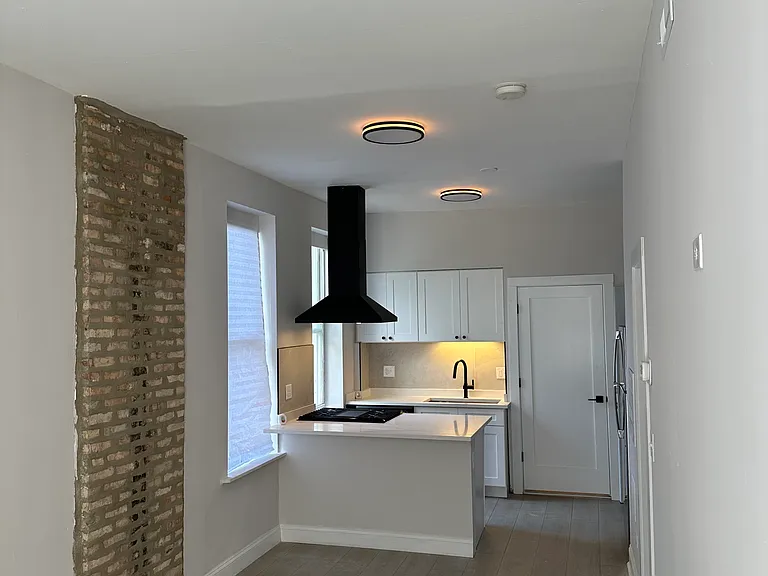 2101 S Marshall Blvd #2F — Photo 1