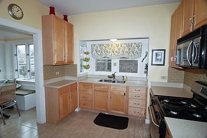 3rd image of 1018 Hayes Ave