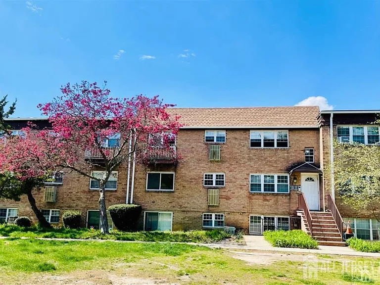 128 College Dr — Photo 1