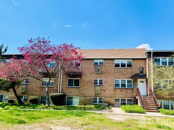 128 College Dr, Edison, NJ 08817