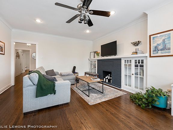 3rd image of 1514 W Byron St #2E