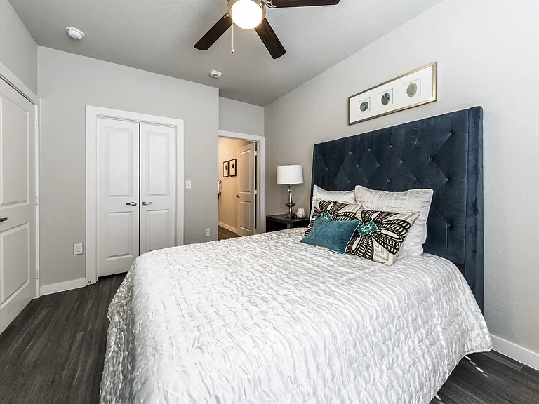 Second bedroom with wood-style flooring, ceiling fan, and closet