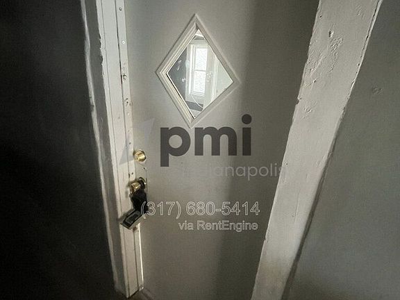 3rd image of 213 1/2 S Madison Ave
