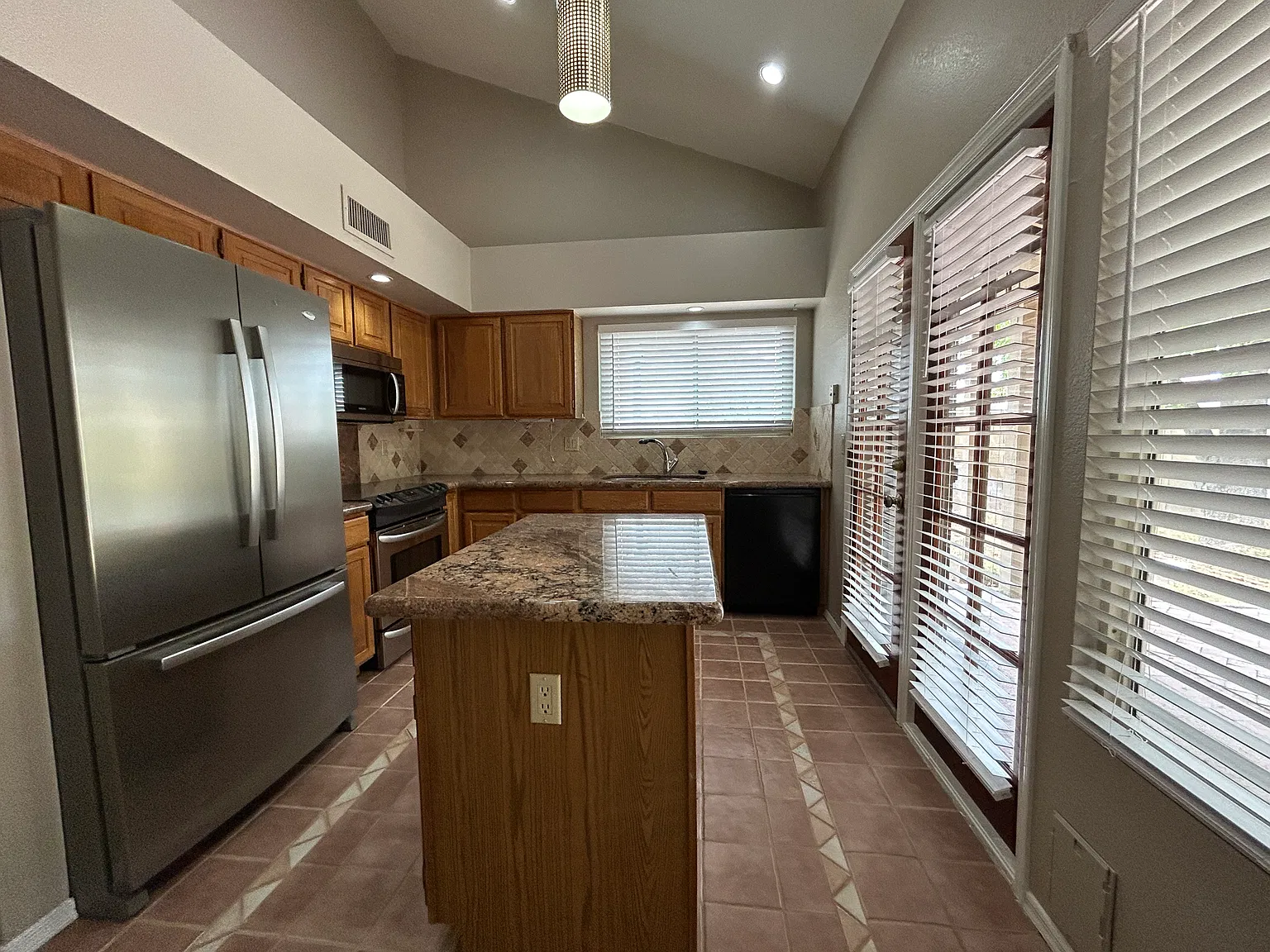 3 bed, 1897 sqft, $2,550 — Photo 2