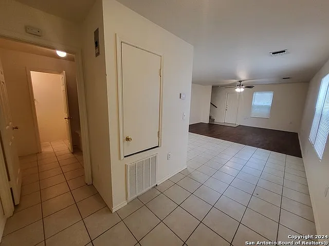 3 bed, 2.5 bath, 1292 sqft, $1,325 — Photo 2