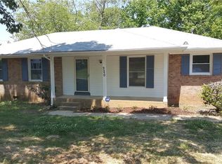 220 Glenview Dr, Greensboro, NC 27406
