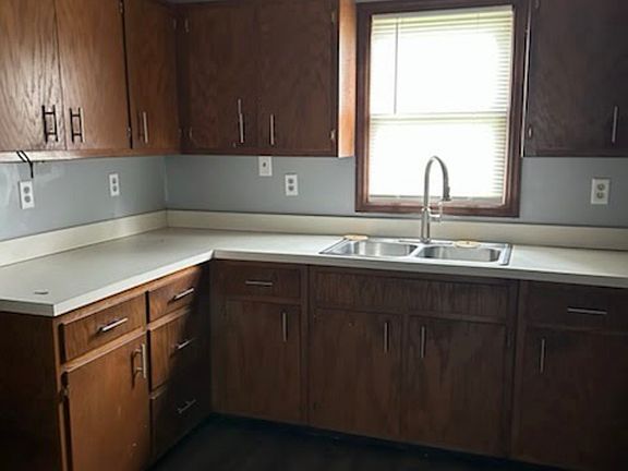 4th image of 660 E Van Buren Ave