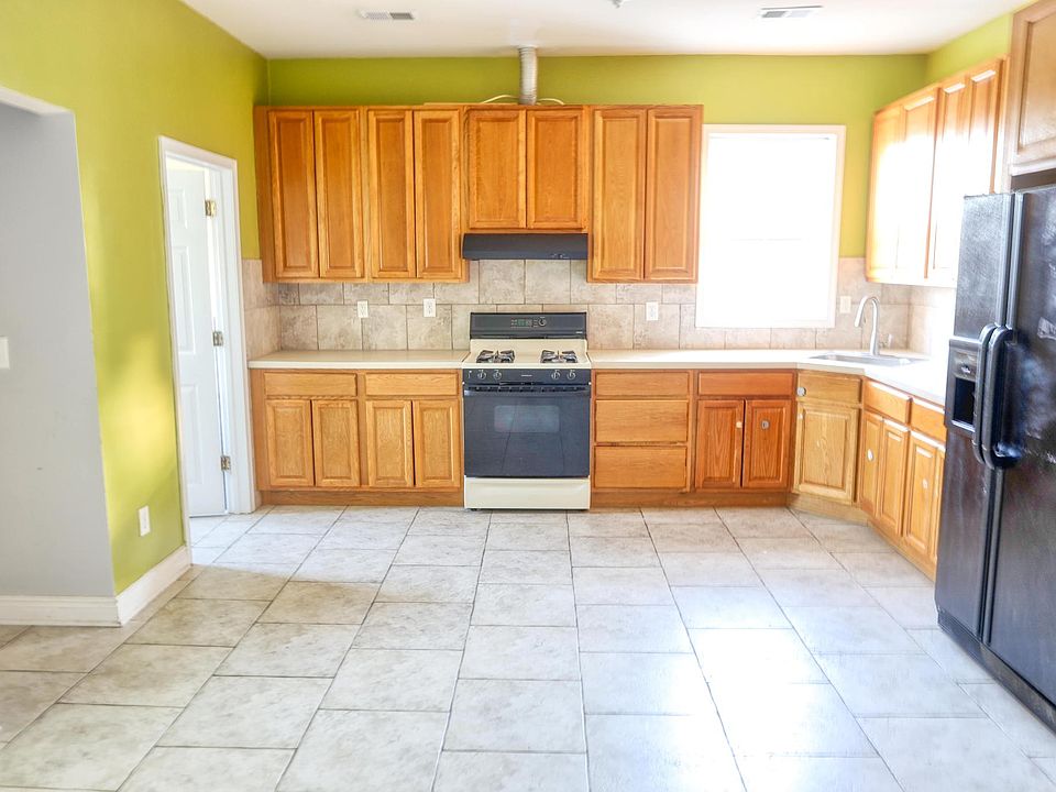 1st image of 108 Bedford St Floor 2