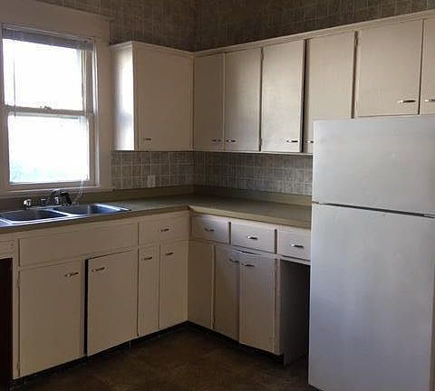 5th image of 713 W College St