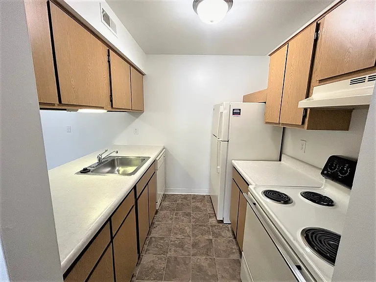 Charter Oaks Apartments — Photo 170