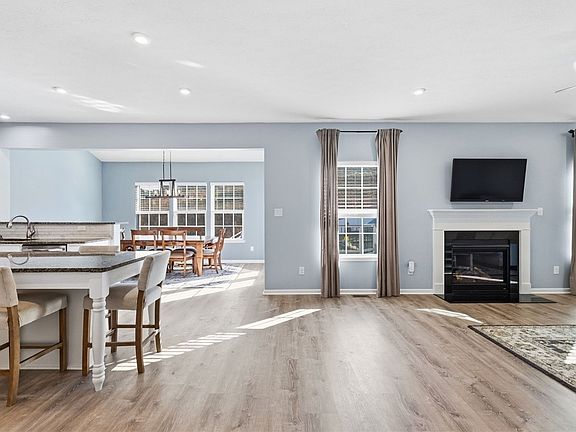 3rd image of 113 Pinevalley Dr