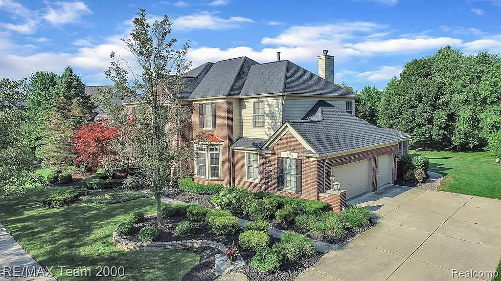 4 bed, 2.5 bath, 3411 sqft, $4,400 — Photo 3