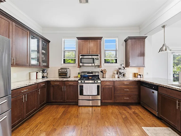 214 W 28th St — Photo 13
