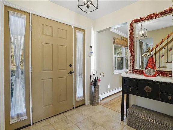 2nd image of 27 Kings Point Ln