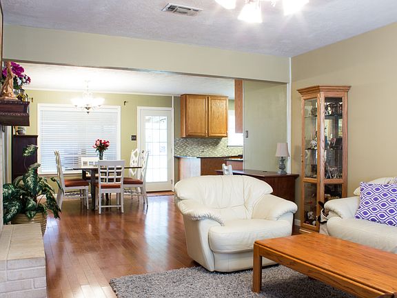 Living room - dining/kitchen