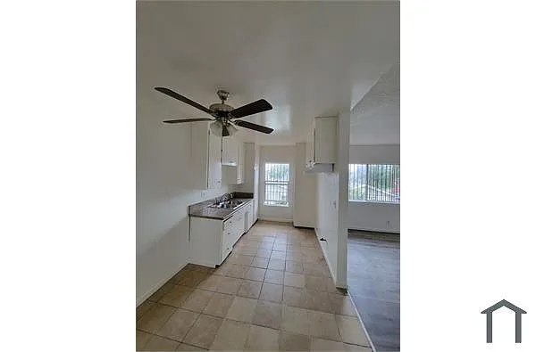 Building Photo - 843 W 65th St #3