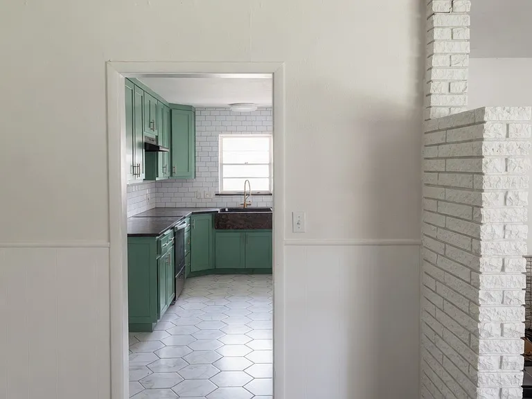 4904 Odessa Ave — Photo 8