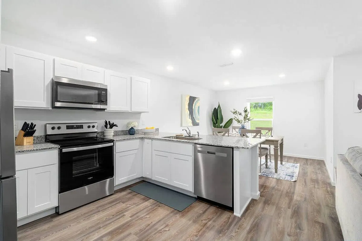 3 bed, 2.0 bath, 1474 sqft, $4,043 — Photo 3