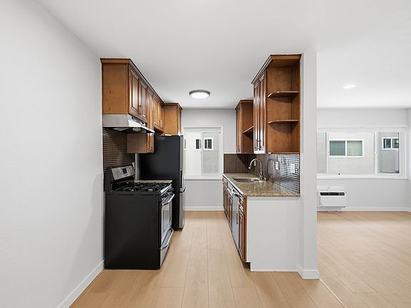 4th image of 14616 Magnolia Blvd APT 2