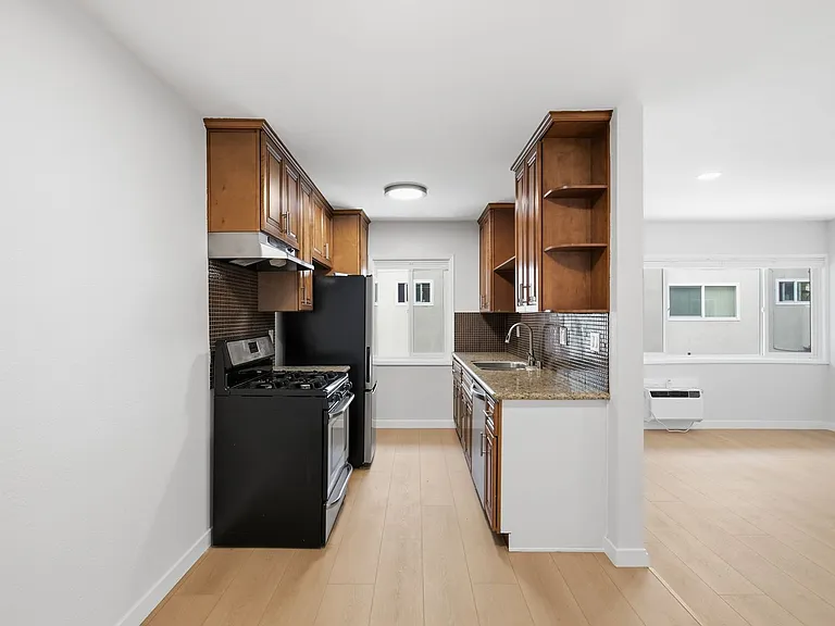 14616 Magnolia Blvd — Photo 4