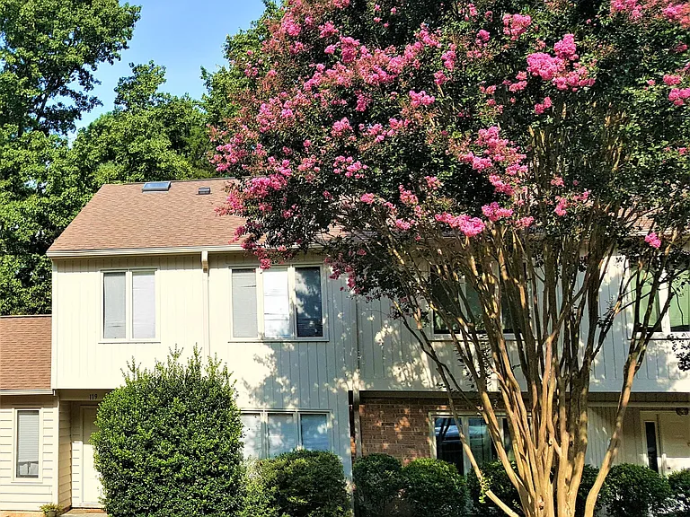 119 Woodbridge Ln — Photo 2