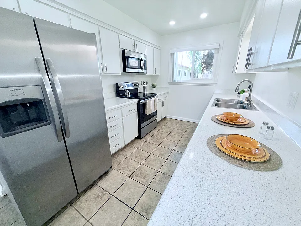 Beautiful & Spacious Kitchen Unit 22