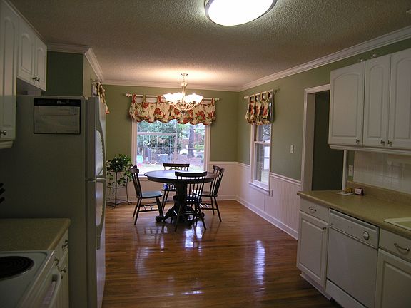 Fabulous Kitchen with Eat In Area