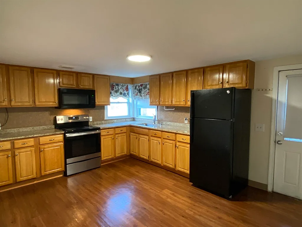 3 bed, 2.0 bath, 1900 sqft, $3,200 — Photo 3
