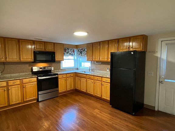 3rd image of 104 Amherst Ave
