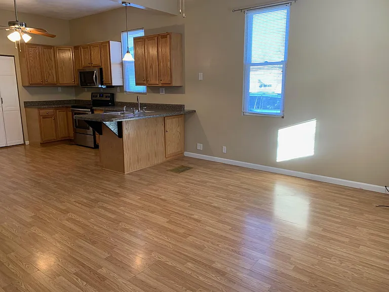 306 W Ash St — Photo 5