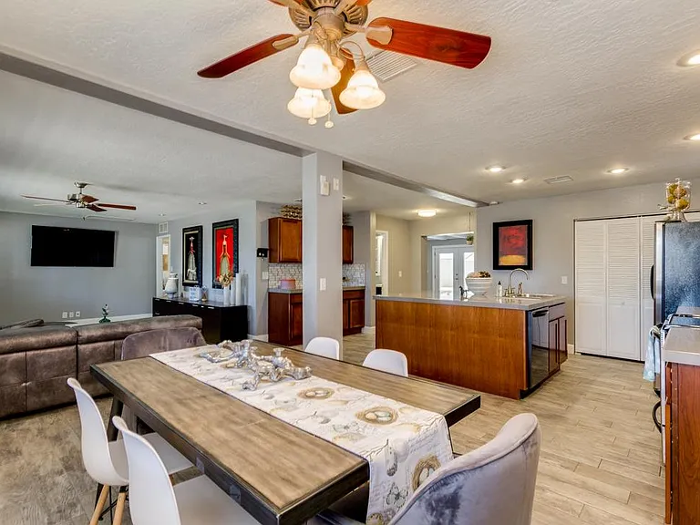 318 E Butler Dr — Photo 15