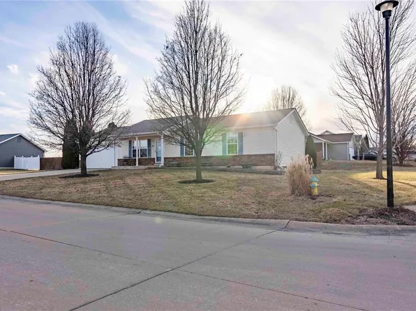 825 Warrior Ridge Dr, Warrenton, MO 63383