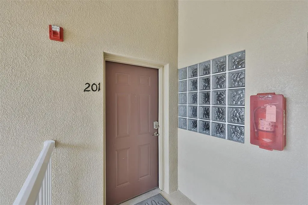 3 bed, 2.0 bath, 1151 sqft, $1,800 — Photo 2