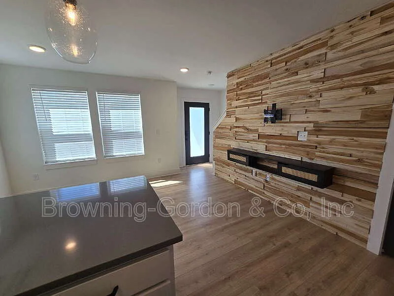 1 bed, 1.5 bath, 996 sqft, $1,695 — Photo 4