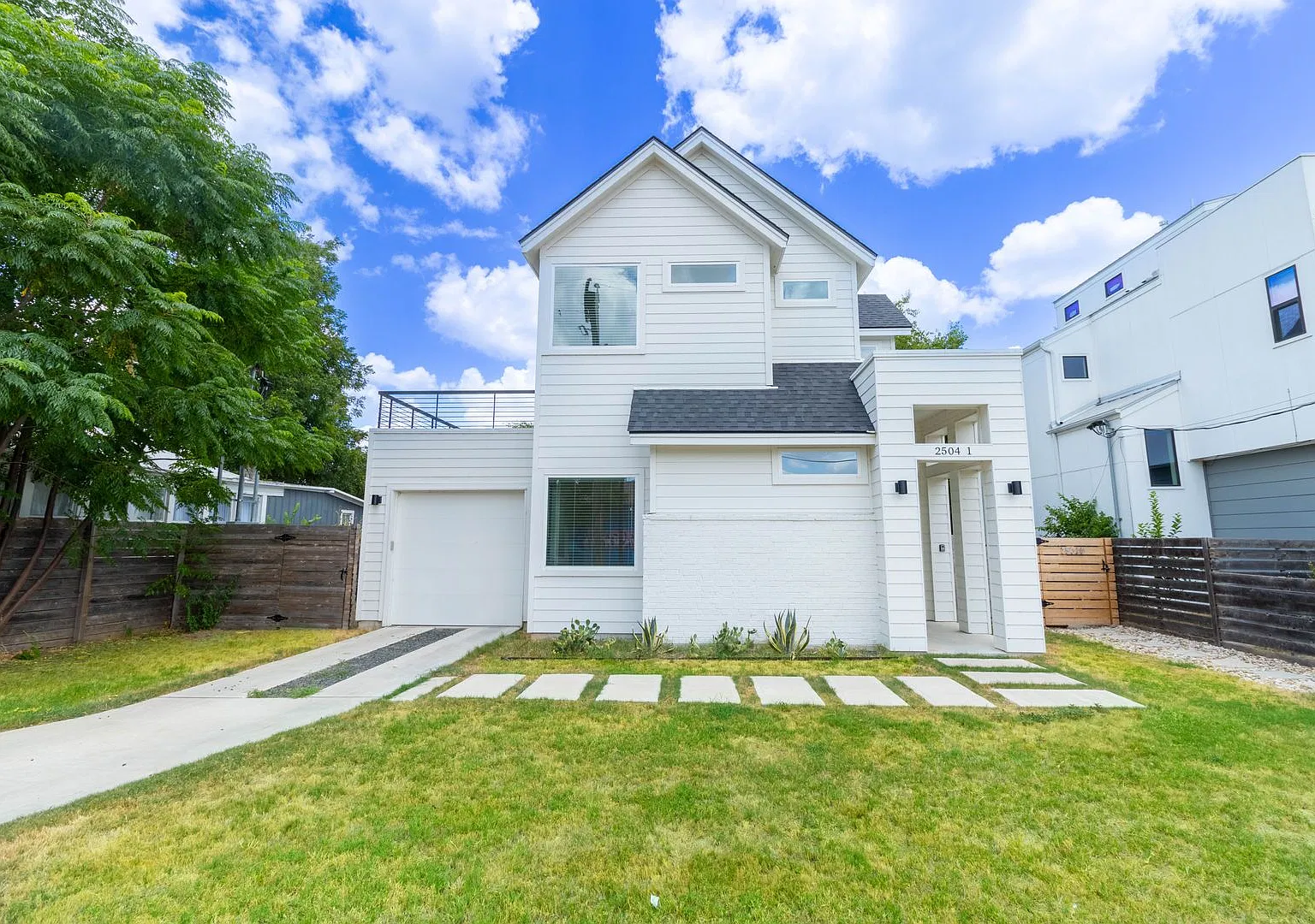 Beautiful 3 bedroom Home Right off of 6th Street! — Photo 2