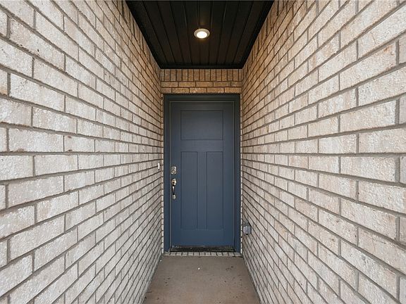 3rd image of 306 Cattleman Ln