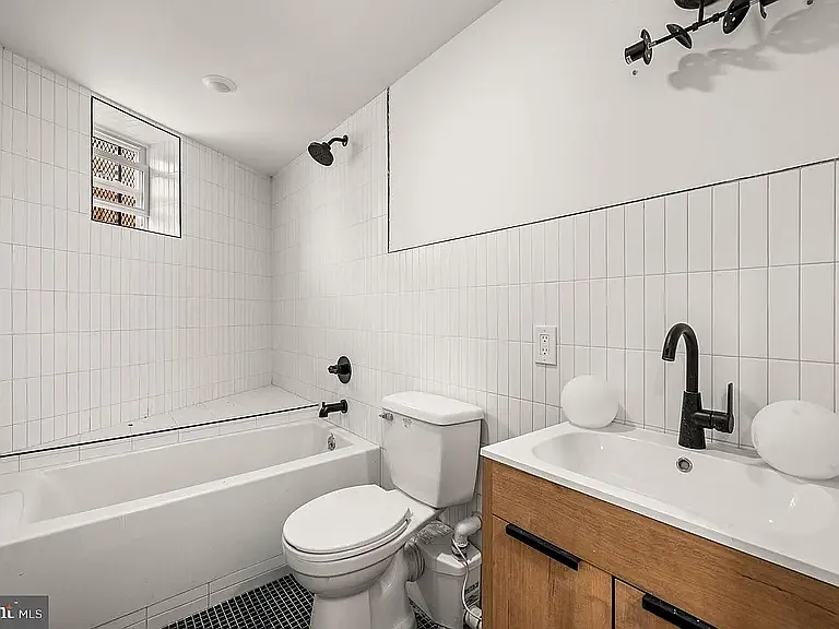 2 bed, 1.5 bath, 1124 sqft, $1,725 — Photo 2