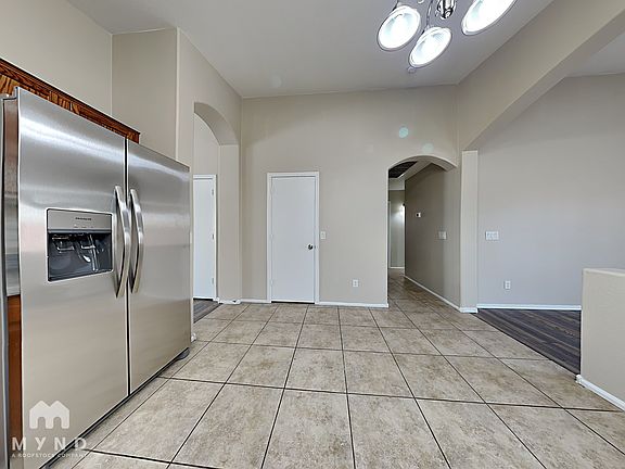3rd image of 1034 E Saddle Way
