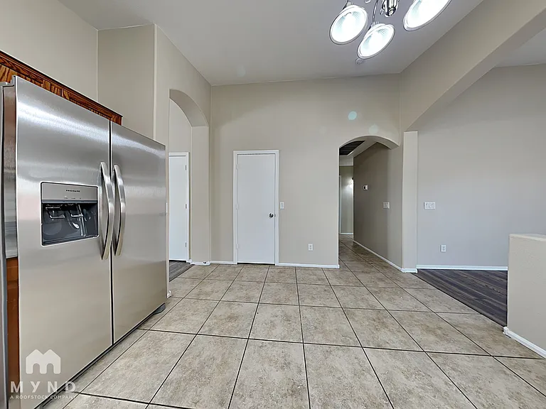 1034 E Saddle Way — Photo 7