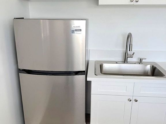4th image of 4051-61 Euclid Ave #F