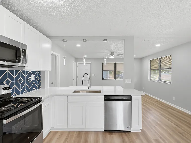 6766 London Bridge Ln — Photo 10