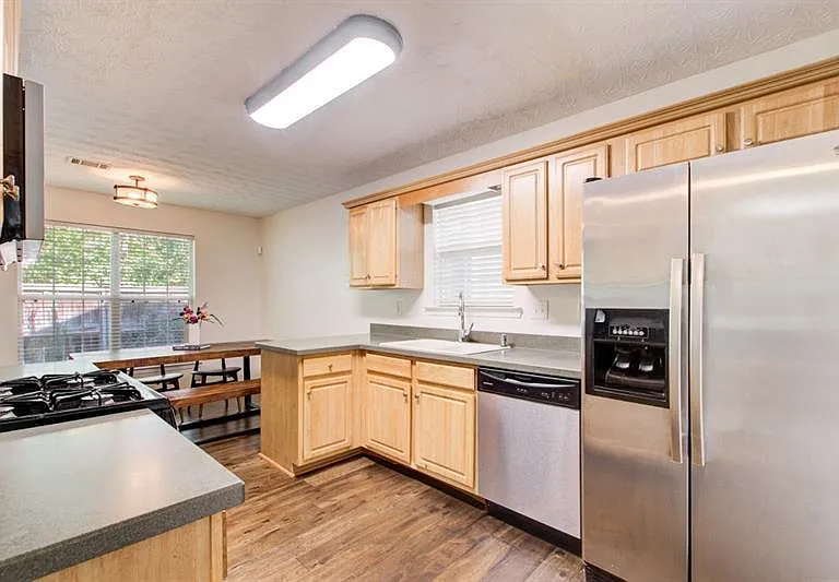1204 Gates Cir SE — Photo 5
