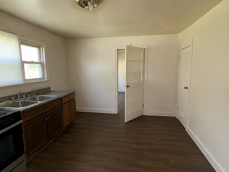 1263 W Green St — Photo 2