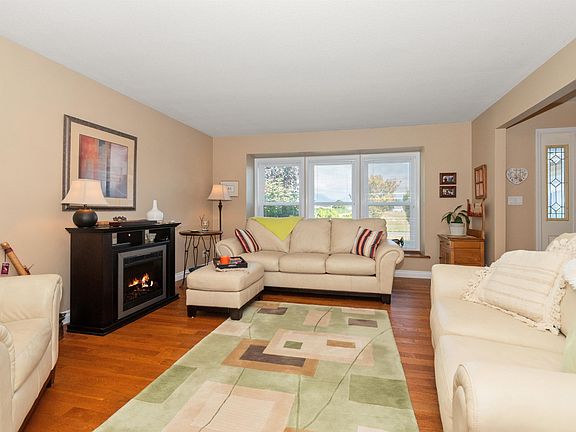 5th image of 46054 Britton Ave