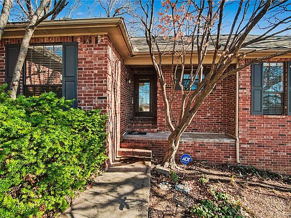 3rd image of 412 Oak Manor Cir