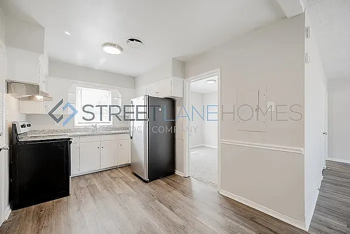 3 bed, 1.0 bath, 984 sqft, $1,045 — Photo 3