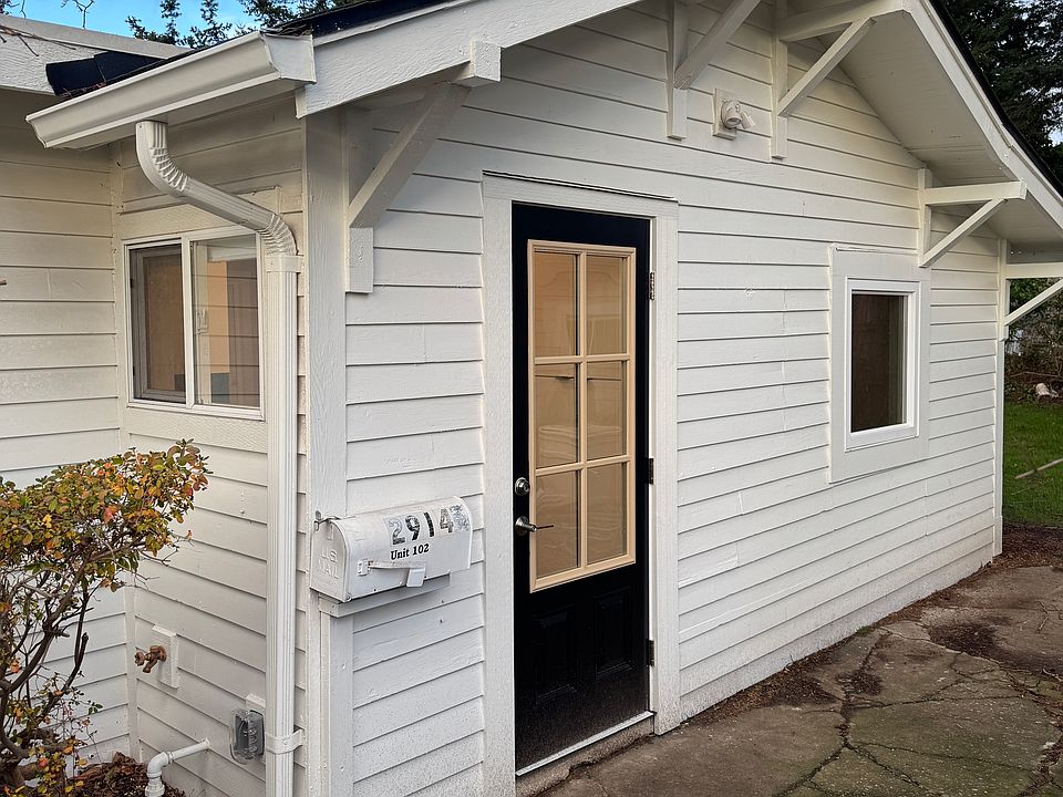 Front entrance Unit#102