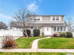298 Eastlake Ave, Massapequa Park, NY 11762