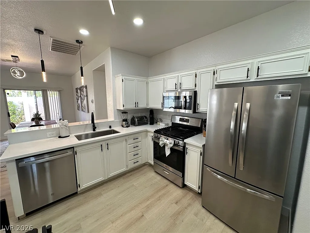 3 bed, 2.0 bath, 1386 sqft, $2,500 — Photo 2