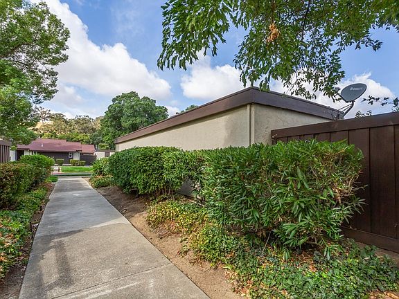 3rd image of 131 Fairoaks Drive